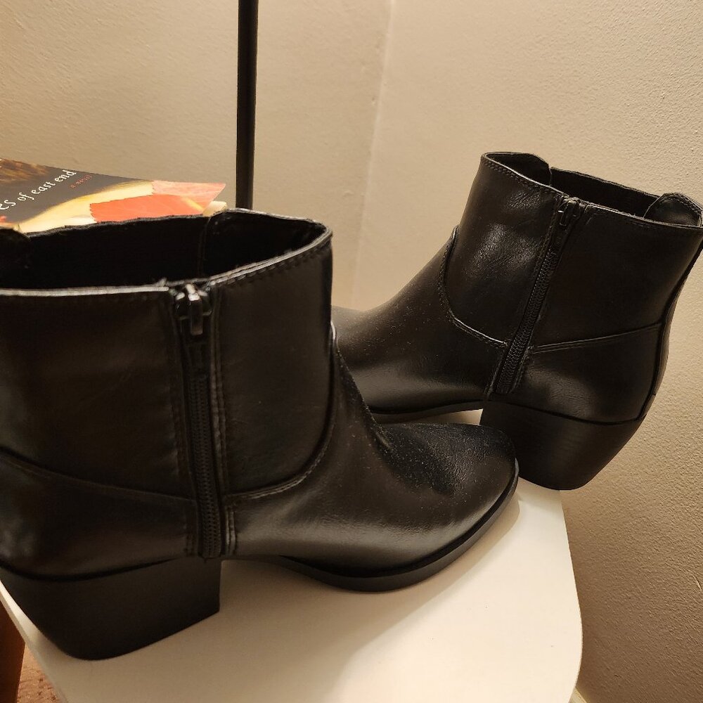 Adorable western style black booties